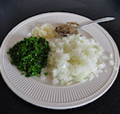 Gesnipperde ui, knoflook en peterselie