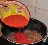 Tomatensaus toevoegen