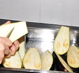 Papoutsaki - de aubergines wassen en snijden