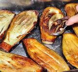 Papoutsaki - het vruchtvlees uit de aubergines halen en bewaren.