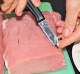 In de gaatjes om en om knoflook en peper doen