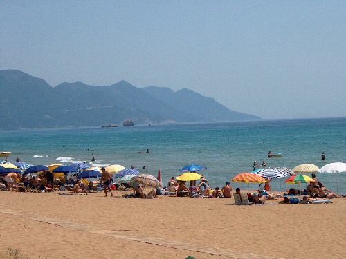 Het zandstrand van Glyfada (Glifada) op Corfu