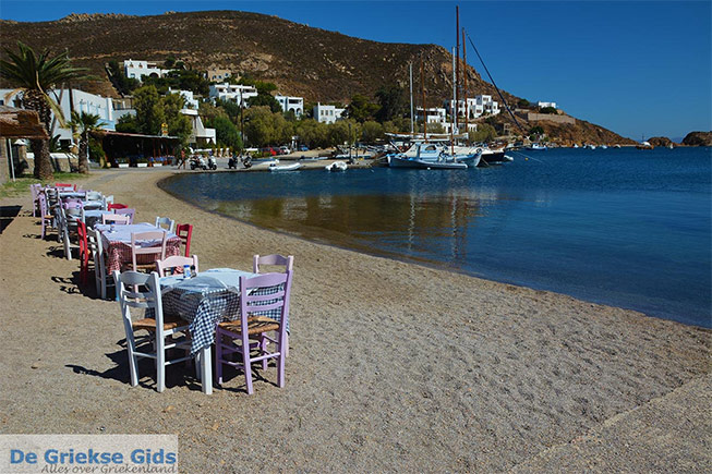 Tafeltjes aan het strand van Grikos op Patmos