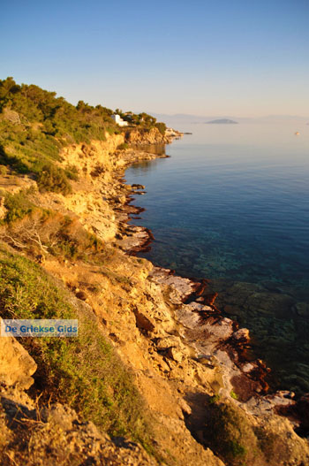 De grillige kust van Agkistri | Griekenland 2 - Foto van https://www.grieksegids.nl/fotos/agkistri-griekenland/normaal/agkistri-grieksegids-048.jpg