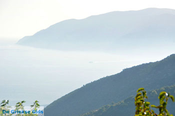 Mistig Skopelos gezien vanaf Alonissos stad | Sporaden Griekenland - Foto van https://www.grieksegids.nl/fotos/alonissos/normaal/alonissos-grieksegids-186.jpg
