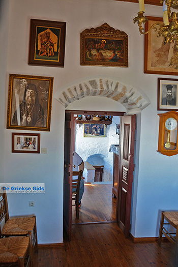 Chozoviotissa Amorgos - Eiland Amorgos - Cycladen foto 88 - Foto van https://www.grieksegids.nl/fotos/amorgos/350/eiland-amorgos-088.jpg