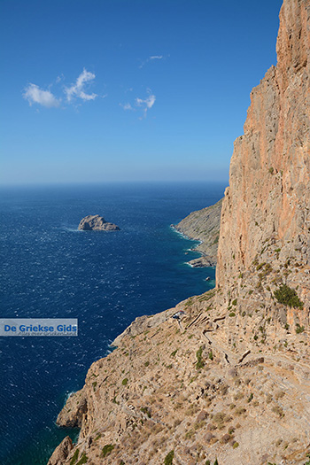 Chozoviotissa Amorgos - Eiland Amorgos - Cycladen foto 98 - Foto van https://www.grieksegids.nl/fotos/amorgos/350/eiland-amorgos-098.jpg