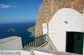 Chozoviotissa Amorgos - Eiland Amorgos - Cycladen foto 103 - Foto van https://www.grieksegids.nl/fotos/amorgos/350/eiland-amorgos-103.jpg