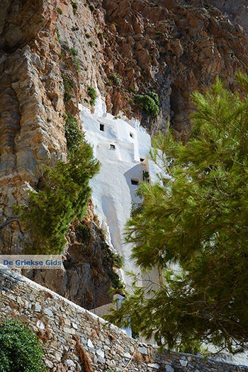 Chozoviotissa Amorgos - Eiland Amorgos - Cycladen foto 106 - Foto van https://www.grieksegids.nl/fotos/amorgos/350/eiland-amorgos-106.jpg