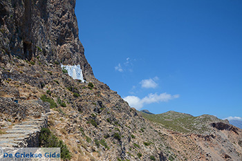Chozoviotissa Amorgos - Eiland Amorgos - Cycladen foto 495 - Foto van https://www.grieksegids.nl/fotos/amorgos/350/eiland-amorgos-495.jpg