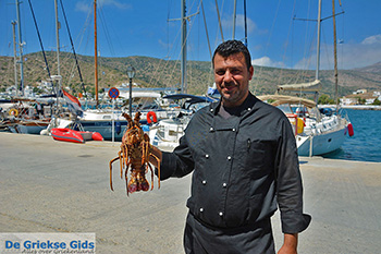 Babis van Akrogiali restaurant - Katapola Amorgos - Cycladen foto 545 - Foto van https://www.grieksegids.nl/fotos/amorgos/350/eiland-amorgos-545.jpg