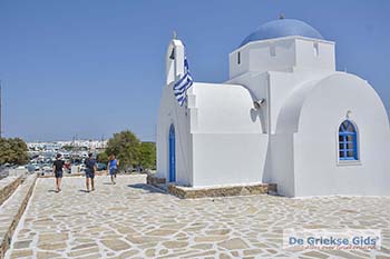 Witte kerk met blauwe koepel op Antiparos - Foto van https://www.grieksegids.nl/fotos/antiparos/350pix/chora-antiparos-004.jpg