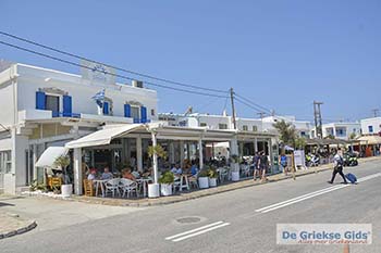 Terrasjes aan de kade bij Chora Antiparos - Foto van https://www.grieksegids.nl/fotos/antiparos/350pix/chora-antiparos-006.jpg