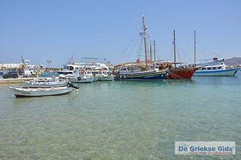 Botem aan de haven van Antiparos 1 - Foto van https://www.grieksegids.nl/fotos/antiparos/350pix/chora-antiparos-007.jpg