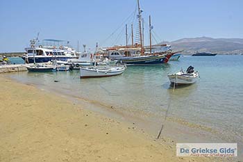 Botem aan de haven van Antiparos 2 - Foto van https://www.grieksegids.nl/fotos/antiparos/350pix/chora-antiparos-008.jpg