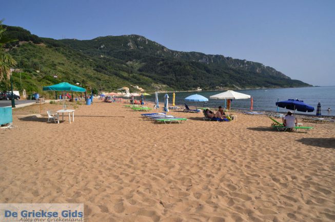 zandstrand van Agios Georgios op Corfu