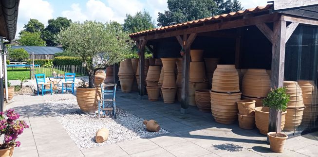 Griekse terracotta potten en taverna sets