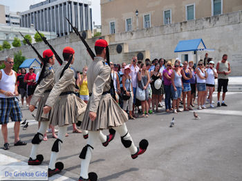 Athene Parlement - De wacht foto 4 - Foto van https://www.grieksegids.nl/fotos/athene/athene350/stad-athene-004.jpg
