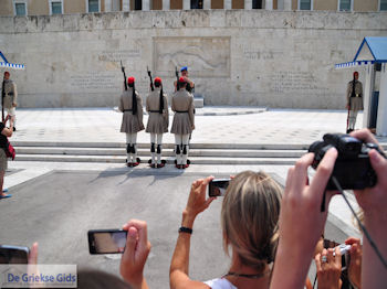 Athene Parlement - De wacht foto 5 - Foto van https://www.grieksegids.nl/fotos/athene/athene350/stad-athene-005.jpg