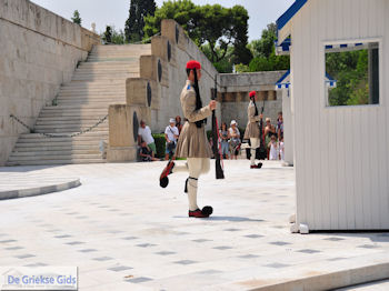 Athene Parlement - De wacht foto 8 - Foto van https://www.grieksegids.nl/fotos/athene/athene350/stad-athene-008.jpg