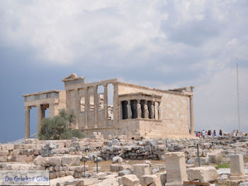 Het Erechtheion, een der voornaamste heiligdommen van de Atheense foto 1Akropolis. - Foto van https://www.grieksegids.nl/fotos/athene/athene350/stad-athene-034.jpg