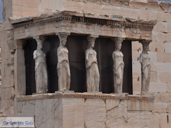Het Erechtheion, een der voornaamste heiligdommen van de Atheense foto 1Akropolis. - Foto van https://www.grieksegids.nl/fotos/athene/athene350/stad-athene-036.jpg