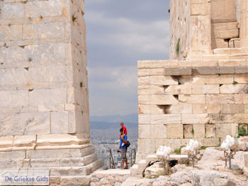 De propyleeen van de Akropolis van Athene foto 3 - Foto van https://www.grieksegids.nl/fotos/athene/athene350/stad-athene-041.jpg