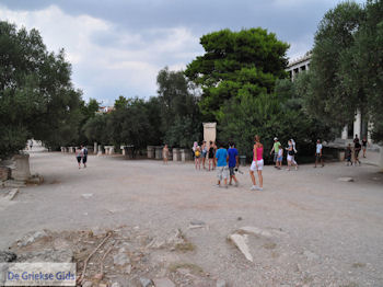 Wandelen in het Theseion - Foto van https://www.grieksegids.nl/fotos/athene/athene350/stad-athene-043.jpg