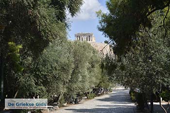 Wandeling naar Filopapou, op achtergrond de Akropolis - Foto van https://www.grieksegids.nl/fotos/athene/filopapou/normaal/filopapou-athene-003.jpg