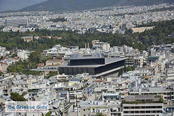 Het Akropolis museum vanaf Filopapou gezien - Foto van https://www.grieksegids.nl/fotos/athene/filopapou/normaal/filopapou-athene-038.jpg
