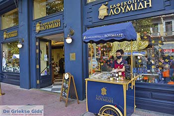 Loumidis café op Omonia Plein Athene - Foto van https://www.grieksegids.nl/fotos/athene/omonia-plein/normaal/omonia-plein-athene-001.jpg