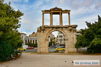Adrianus Poort Athene 001 - Foto van https://www.grieksegids.nl/fotos/athene/overig/normaal/adrianus-poort-athene-001.jpg