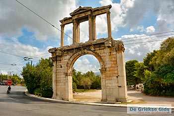 Adrianus Poort Athene 002 - Foto van https://www.grieksegids.nl/fotos/athene/overig/normaal/adrianus-poort-athene-002.jpg