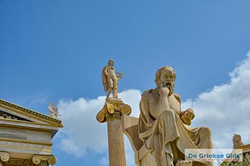 Socrates Apollo Academie Athene - Foto van https://www.grieksegids.nl/fotos/athene/overig/normaal/socrates-apollo-academie-athene.jpg