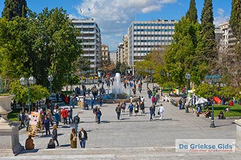 Syntagma Plein Athene 001 - Foto van https://www.grieksegids.nl/fotos/athene/overig/normaal/syntagma-plein-athene-001.jpg