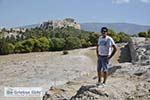 Jorgos in Pnyx met op de achtergrond Akropolis Athene - Foto van De Griekse Gids