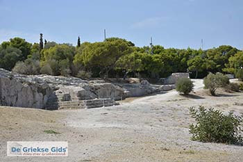 Pnyx bij de Akropolis  waar volksvergaderingen plaats vonden - Foto van https://www.grieksegids.nl/fotos/athene/pnyx/normaal/pnyx-akropolis-athene-003.jpg