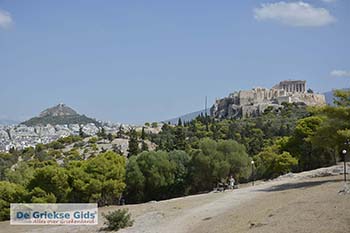 Uitzicht vanaf Pnyx naar Akropolis Athene  en Likavitos - Foto van https://www.grieksegids.nl/fotos/athene/pnyx/normaal/pnyx-akropolis-athene-004.jpg