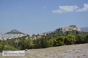 Akropolis Athene en Likavitos vanaf Pnyx gezien - Foto van https://www.grieksegids.nl/fotos/athene/pnyx/normaal/pnyx-akropolis-athene-007.jpg