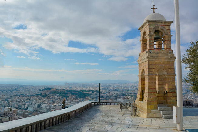 Uitzicht over Athene vanaf de Lycabettusheuvel (Likavitosheuvel) | Centraal Griekenland | Attica - Foto van https://www.grieksegids.nl/fotos/centraal-griekenland/attica/likavitos/mid/likavitos-001.jpg?v=1775389417
