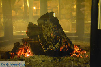 Open haard bij Restaurant Erato in Litochoro | Pieria Macedonie foto 1 - Foto van https://www.grieksegids.nl/fotos/centraal-macedonie/pieria/normaal/pieria-macedonie-griekenland-078.jpg
