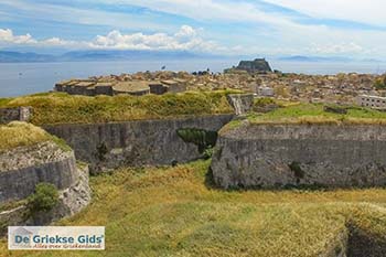 Luchtfoto Corfu stad - 1 - Foto van https://www.grieksegids.nl/fotos/corfu/normaal/luchtfoto-corfu-stad-1.jpg