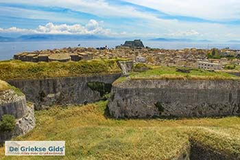 Luchtfoto Corfu stad - 2 - Foto van https://www.grieksegids.nl/fotos/corfu/normaal/luchtfoto-corfu-stad-2.jpg
