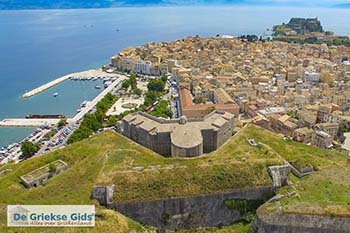 Luchtfoto Corfu stad - 3 - Foto van https://www.grieksegids.nl/fotos/corfu/normaal/luchtfoto-corfu-stad-3.jpg