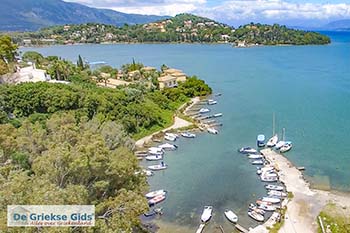 Luchtfoto Gouvia Kommeno Corfu - Foto van https://www.grieksegids.nl/fotos/corfu/normaal/luchtfoto-gouvia-kommeno.jpg