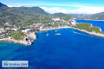 Luchtfoto Paleokastritsa Corfu - Foto van https://www.grieksegids.nl/fotos/corfu/normaal/luchtfoto-paleokastritsa-corfu.jpg