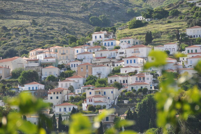 stenies-andros | Cycladen - Foto van https://www.grieksegids.nl/fotos/cycladen/andros/stenies/mid/stenies-andros-001.jpg?v=1778057530