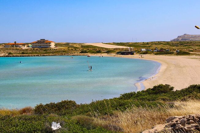 surfgebied Afiartis in het Zuiden van Karpathos | Dodecanese - Foto van https://www.grieksegids.nl/fotos/dodecanese/karpathos/afiartis/mid/afiartis-001.jpg?v=1781940438