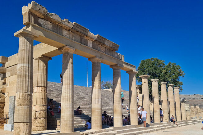 Lindos Rhodos Akropolis | Dodecanese - Foto van https://www.grieksegids.nl/fotos/dodecanese/rhodos/lindos/mid/lindos-004.jpg?v=1778415993