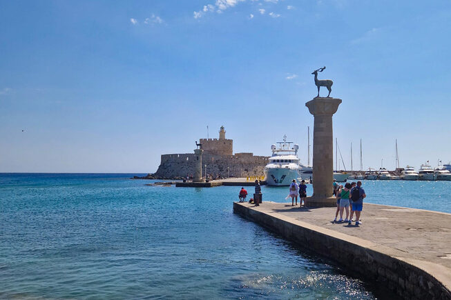 Rhodos stad, hert en hinde | Dodecanese - Foto van https://www.grieksegids.nl/fotos/dodecanese/rhodos/rhodos-stad/mid/rhodos-stad-008.jpg?v=1778406221
